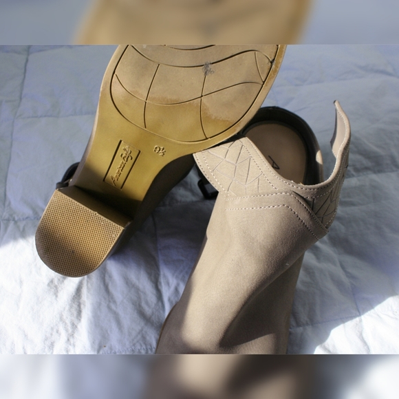 Suede boots - great condition - Picture 5 of 6